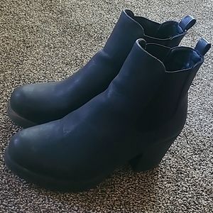 Size 7 Dreampairs heeled black boots